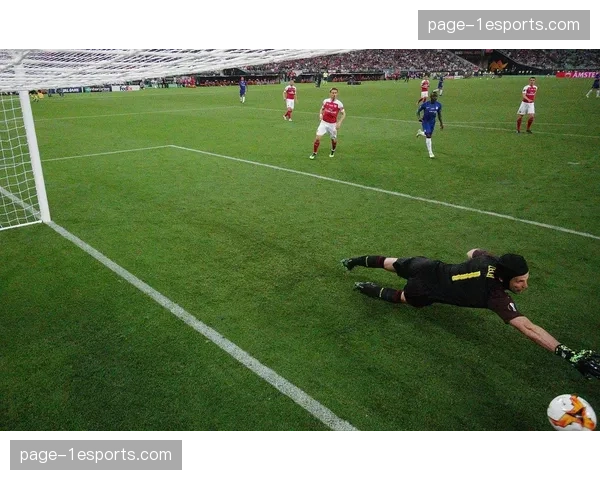 特写:老将指挥队友完成关键防守站位,迫使对手失误 特写:老将指挥队友完成关键防守站位,迫使对手失误